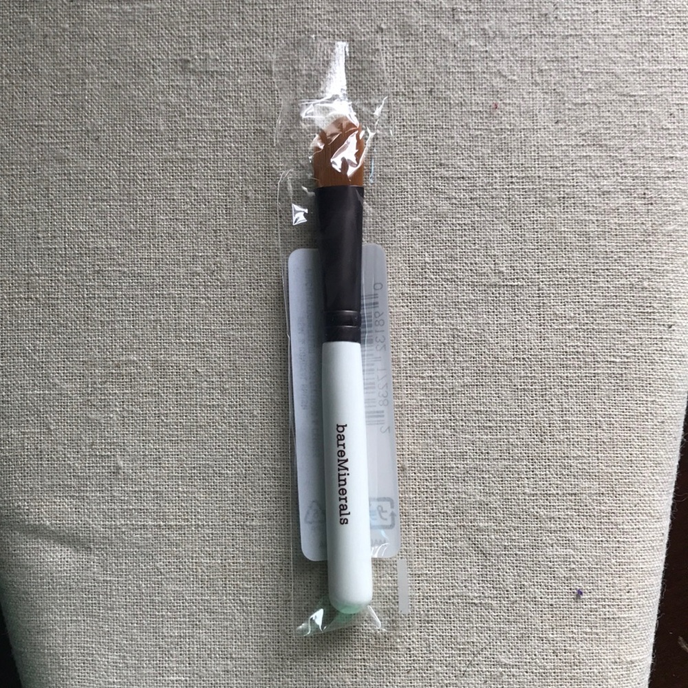 bareMinerals heal and conceal brush